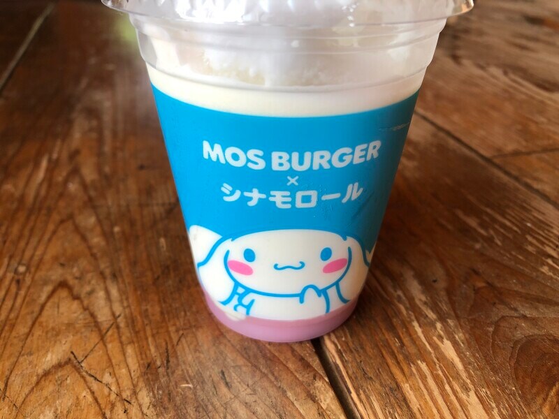 モスバーガーの「まぜるシェイク ヨーグルト風味 with わたがし＜限定 シナモロール カップ＞」限定のシナモロールのカップ