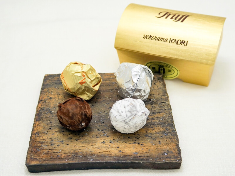 横浜かをり「トリフ」5個入り(箱ゴールド:金3個、銀2個、税込1188円)(筆者撮影)