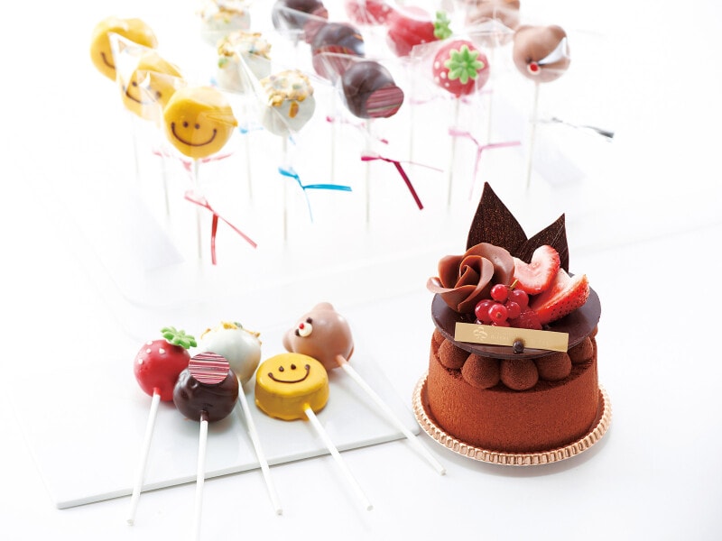 横浜ロイヤルパークホテル「バレンタインショコラ(3号直径約9cm、税込2000円)」、「ロリポップチョコレート(5種、各税込350円)」(提供画像)