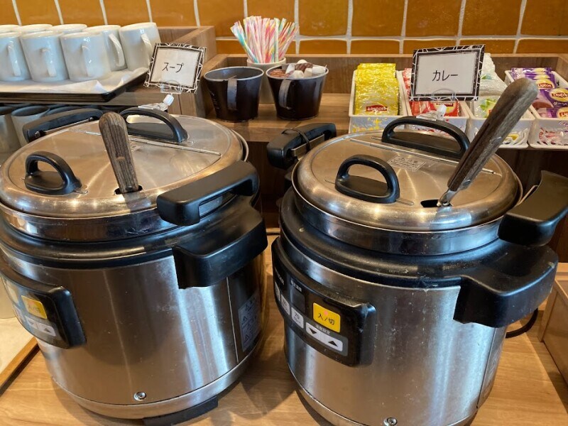 ごはん、スープ、カレーは食べ放題