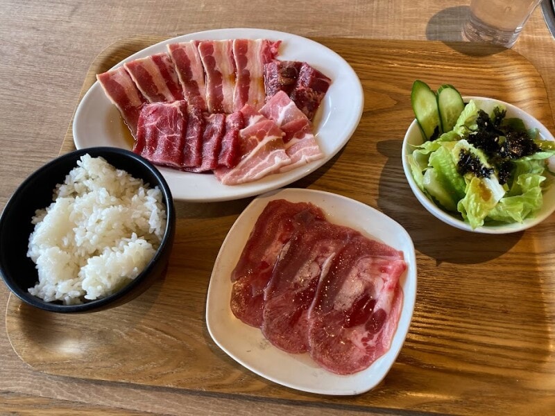 豚と牛がバランスよく並ぶ