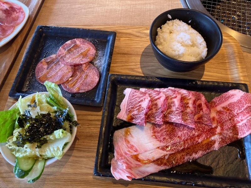 上質な黒毛和牛が2種類つく