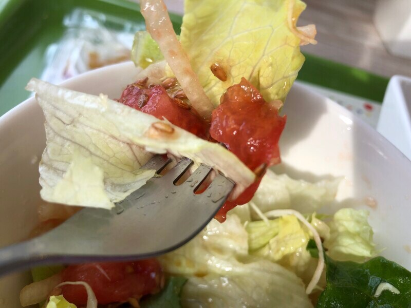 モスバーガーの「こだわりサラダ ローストアマニトッピング 和風ドレッシング＜減塩タイプ＞」のトマトは食べやすい大きさ