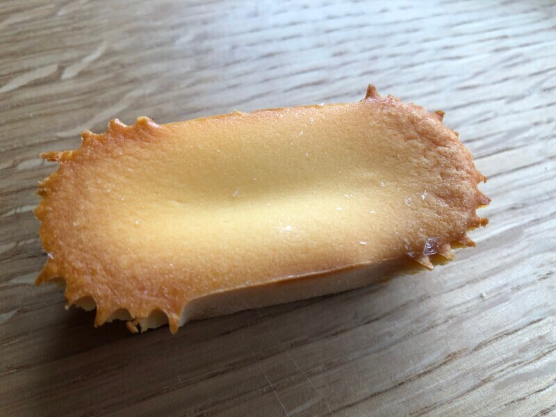 外側のパッケージをはがすと食べやすい