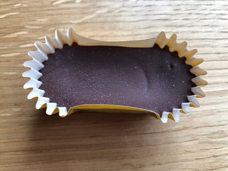 「ひんやりドルチェ なめらかショコラ」も冷凍のまま食べる