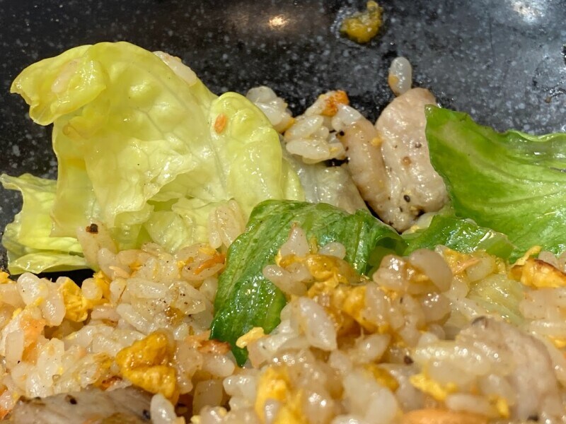 極王炒飯の特徴の1つ、シャキシャキレタス