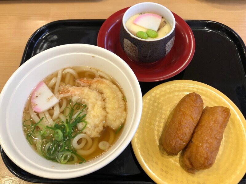 「出汁香るえび天うどん&店内仕込み　茶碗蒸し～いなり寿司2個付き～」