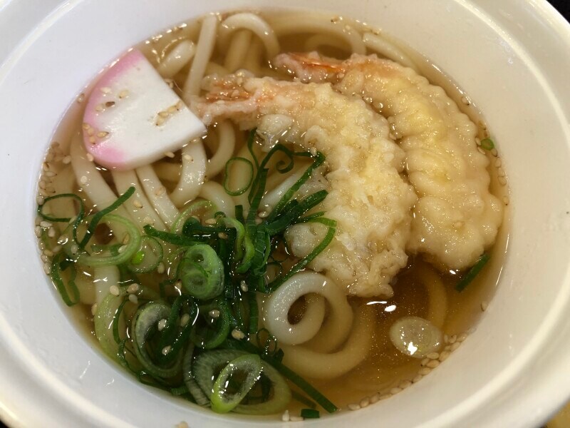 「出汁香るえび天うどん&店内仕込み　茶碗蒸し～いなり寿司2個付き～」は出汁がきいたつゆが美味しい