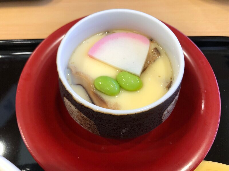 茶碗蒸しは熱々。具材も多くて満足できる味わい