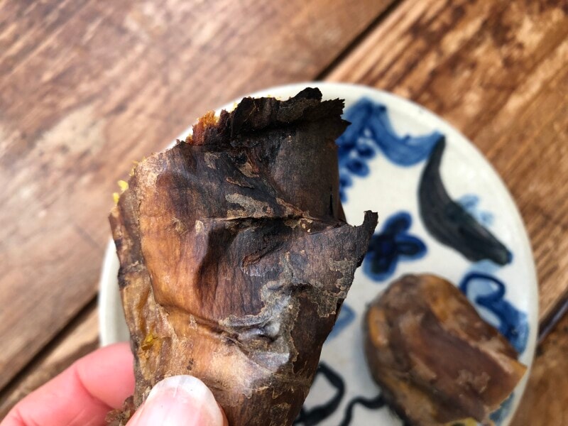 業務スーパーの「黄金の焼きいも」の皮が香ばしい