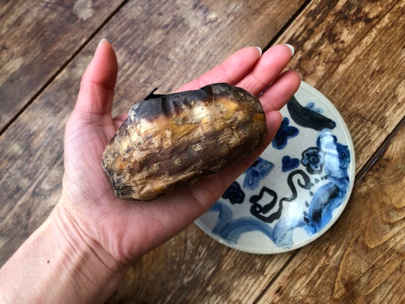 業務スーパーの「黄金の焼きいも」は手のひらに乗るサイズ
