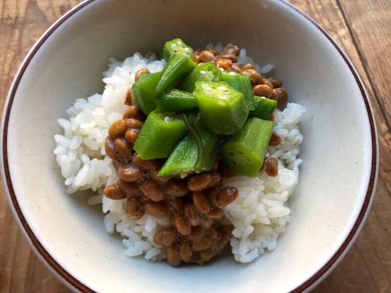牛角の「やみつきになる！丸ごと塩オクラ」は納豆ご飯にもあう