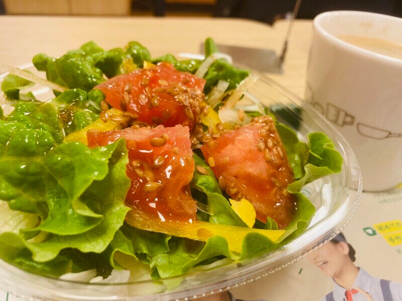 サラダ&ドリンクセットにするのもおすすめ