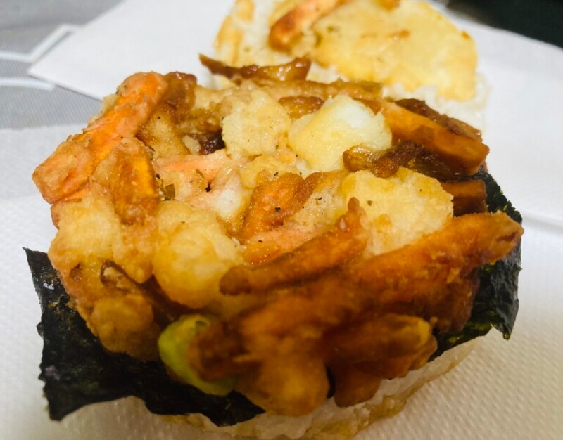 手前が海鮮かき揚げ、奥が金目鯛の天ぷら