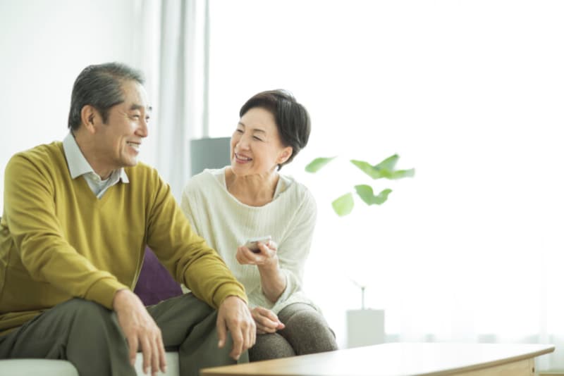 月6万5000円の年金をもらいながら働いている場合、年収いくらであれば、夫の扶養に入れる?