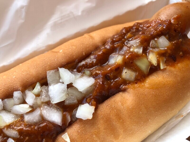 モスバーガーの「チリドッグ」にかかっているのはモス特性のホットチリソース