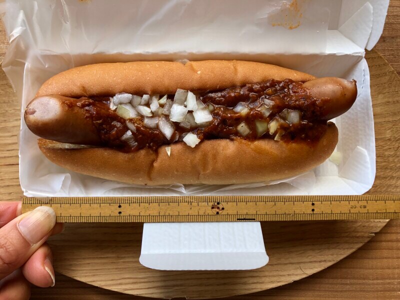 モスバーガーの「チリドッグ」の大きさは約18cm