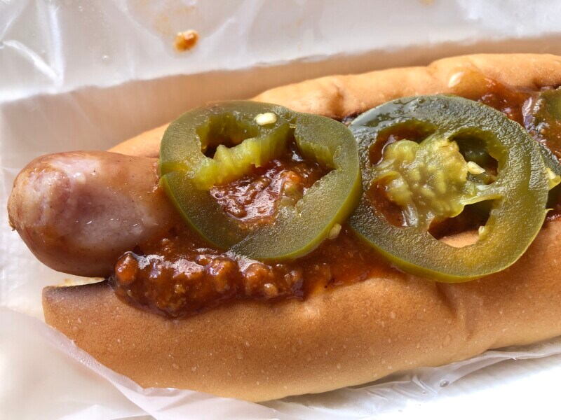 モスバーガーの「スパイシーチリドッグ 」にはハラペーニョがトッピングされている