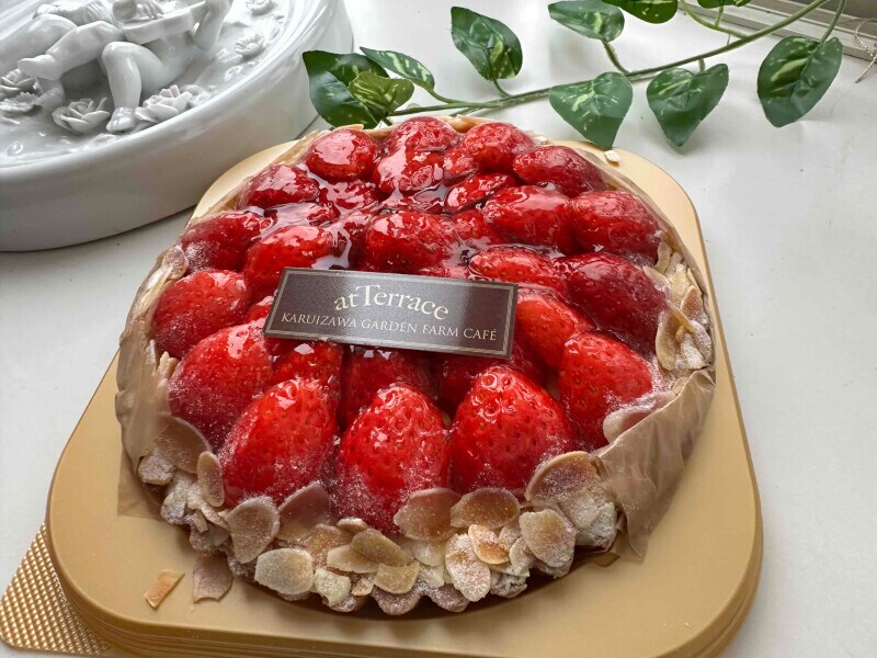 『atTerrace軽井沢ガーデンファーム』軽井沢農園パティスリーから完熟いちごタルト