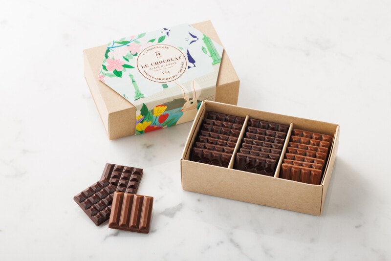 ル・ショコラ・アラン・デュカス/5周年記念パッケージ コフレ・カレ・デキュスタシオン(24枚入2970円) Photo by Yusuke Kagayama