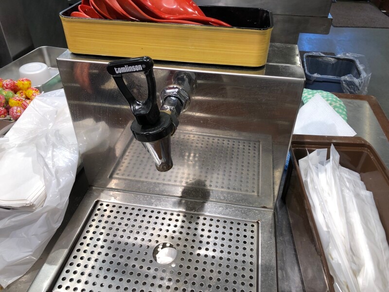 丸亀製麺の店内にある出汁サーバー