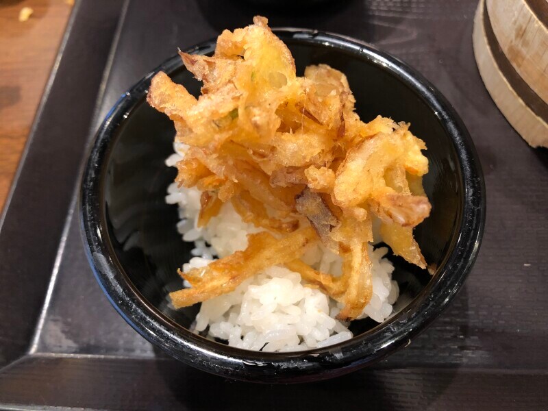丸亀製麺の白ごはんと天ぷらで天丼
