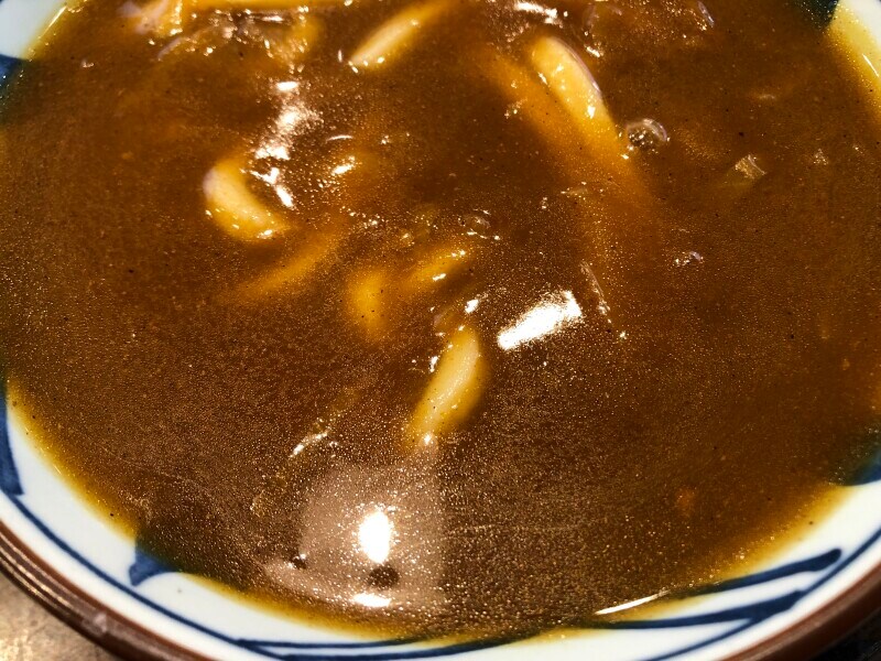 丸亀製麺の「カレーうどん」のカレーは少しサラッとしている