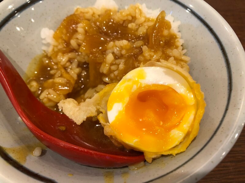 カレーライスに半熟玉子天を乗せる。黄身がトロッとして美味しい