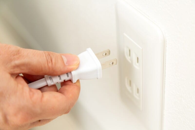 プラグを抜く様子