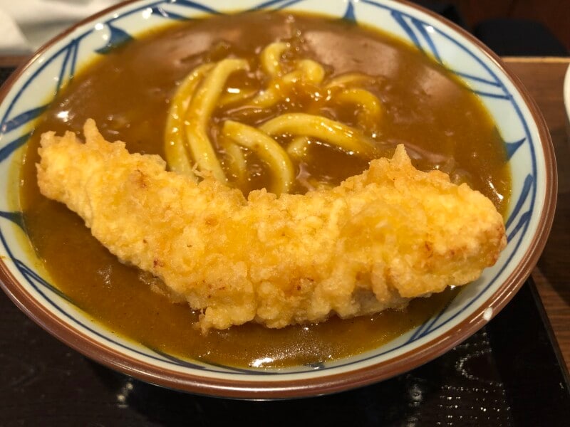 丸亀製麺の天ぷら「かしわ天」は、カレーうどんに乗せても美味しい