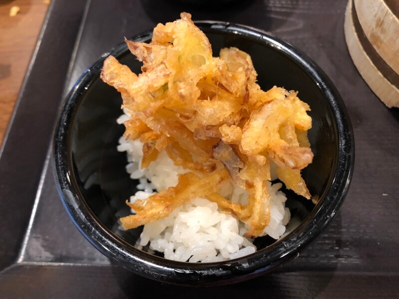丸亀製麺の「野菜かき揚げ」を白ごはんに乗せて天丼にする