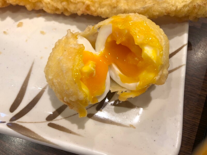 丸亀製麺の「半熟玉子天」は黄身がトロッとしている