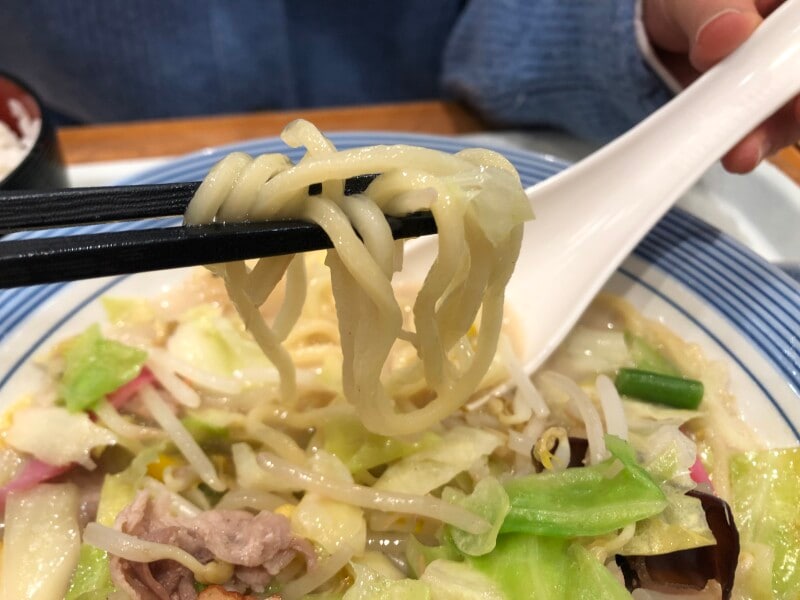 リンガーハットの「長崎ちゃんぽん」の麺は太めでもちもちしている