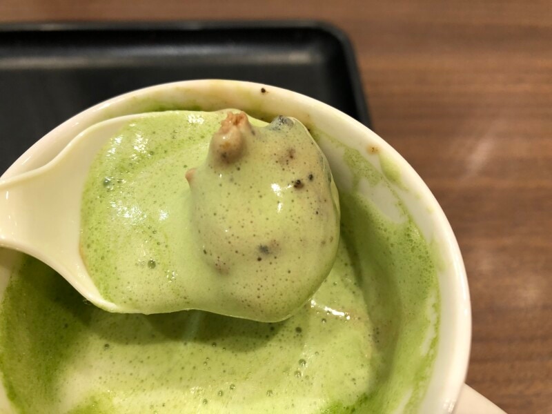 「T'sカフェクラシコ」に「宇治抹茶ラテ」の泡をつけて食べる！