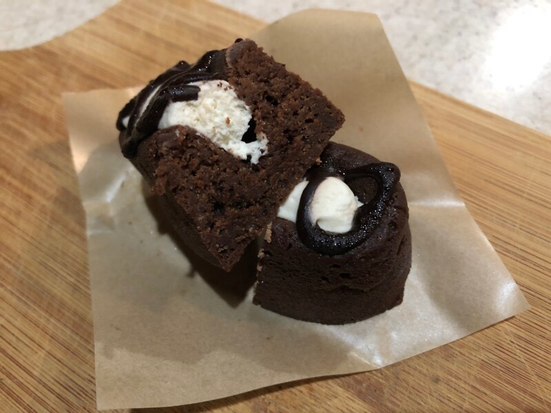 ローソンの「生ガトーショコラ」のクリームは絶妙な甘さ