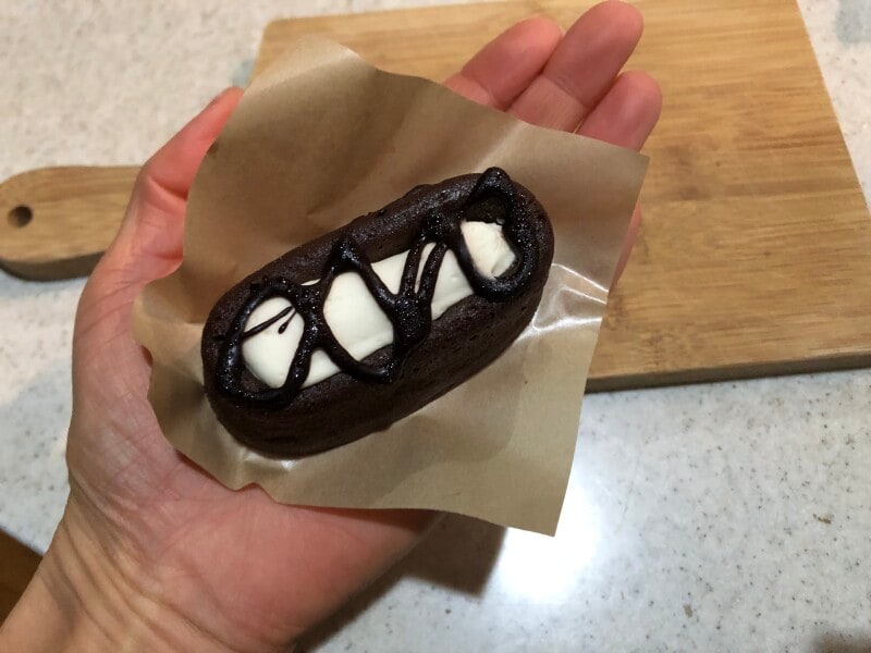 ローソンの「生ガトーショコラ」を手のひらに乗せたときのサイズ感