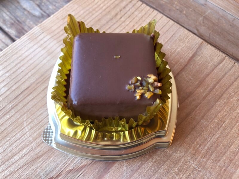 ファミリーマートの「ショコラピスタチオ」は見た目もとても綺麗