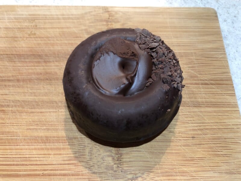 セブンイレブンの「チョコクリームドーナツ」は、穴にもチョコレートが詰まっている