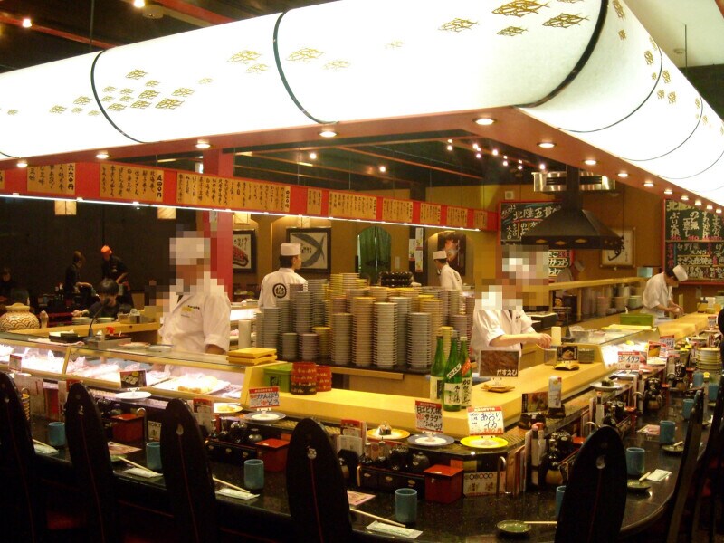 レーンの中にいる職人が握りたての寿司を提供してくれるグルメ回転寿司店の例。画像は筆者撮影