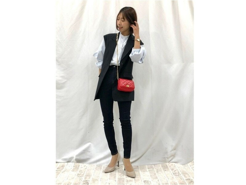 ベストとレイヤードするなど、さらに幅広い着こなしも楽しめます 出典:StyleHint
