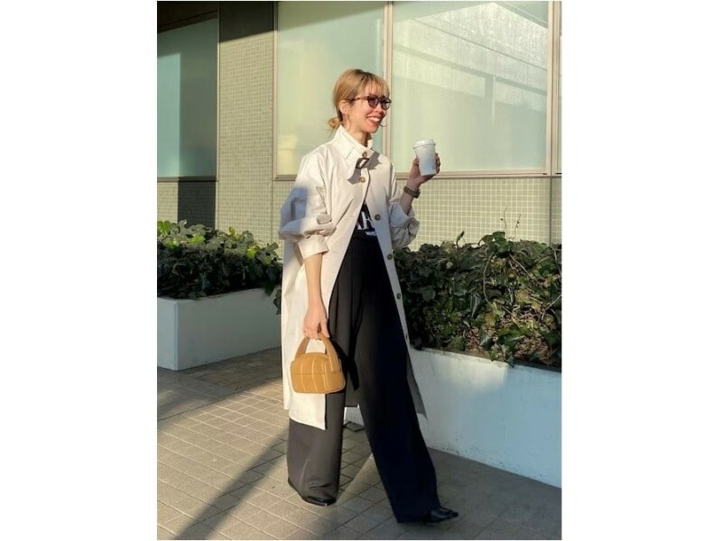 白のロングコートは春らしく明るい雰囲気に　出典：WEAR