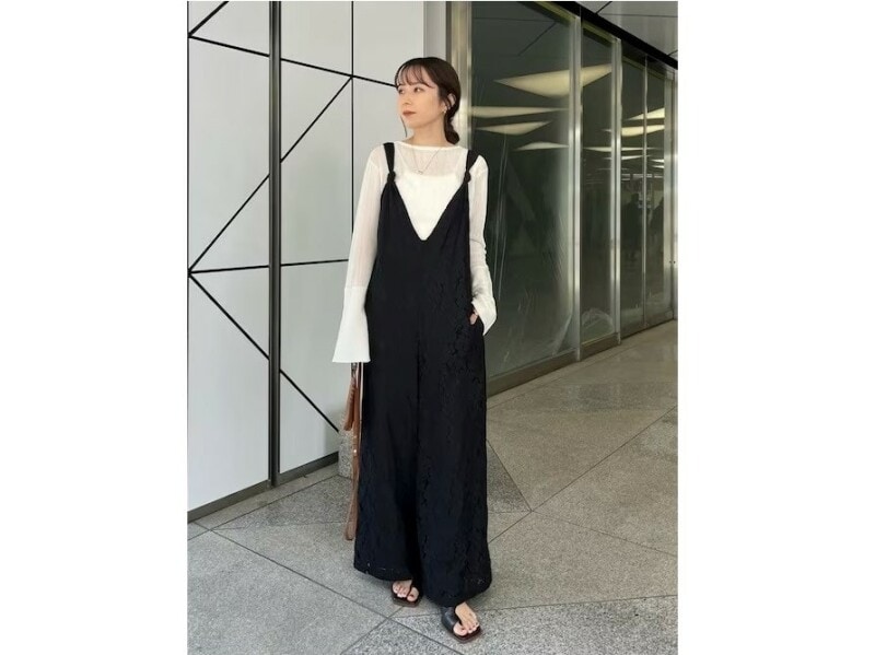 春から夏までフル活用できる黒のサロペット　出典：WEAR