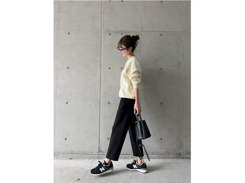 カジュアルになりやすいスニーカーコーデもモノトーンで大人っぽく　出典：WEAR