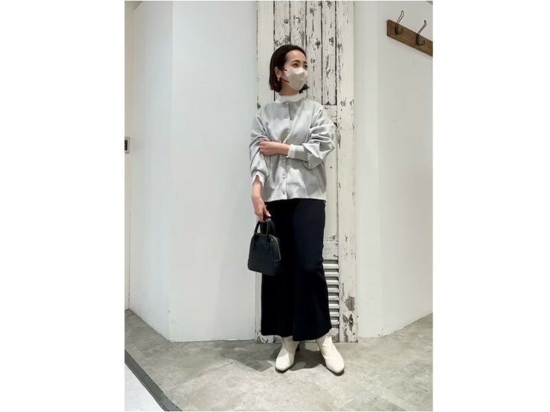 パール付きのカーディガンでフェミニンさもプラスしたモノトーンコーデに　出典：WEAR