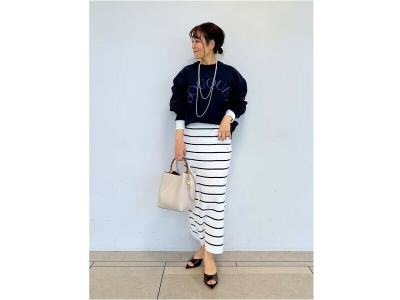ネイビーのスウェット＆ボーダースカートのマリンコーデで爽やかに　出典：WEAR