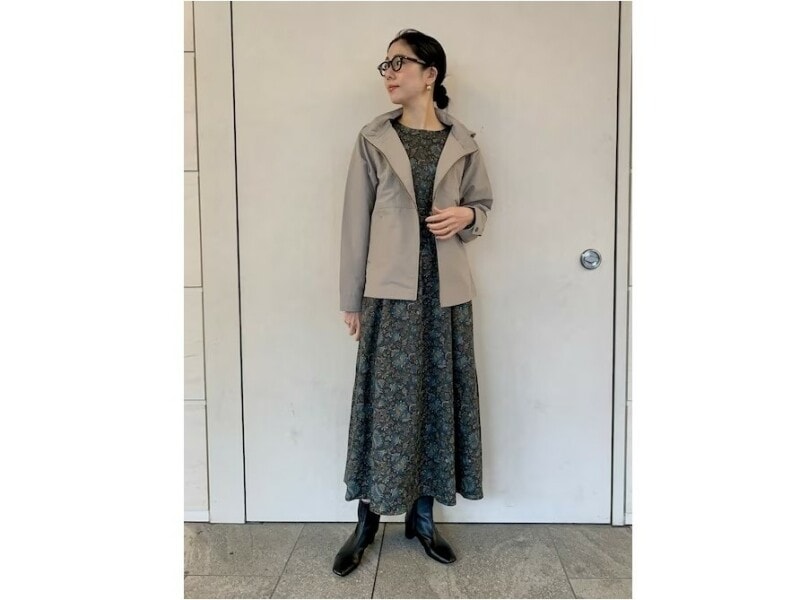 落ち着いたカラーでいろんな着まわしが楽しめるボタニカル柄ワンピ 出典:WEAR
