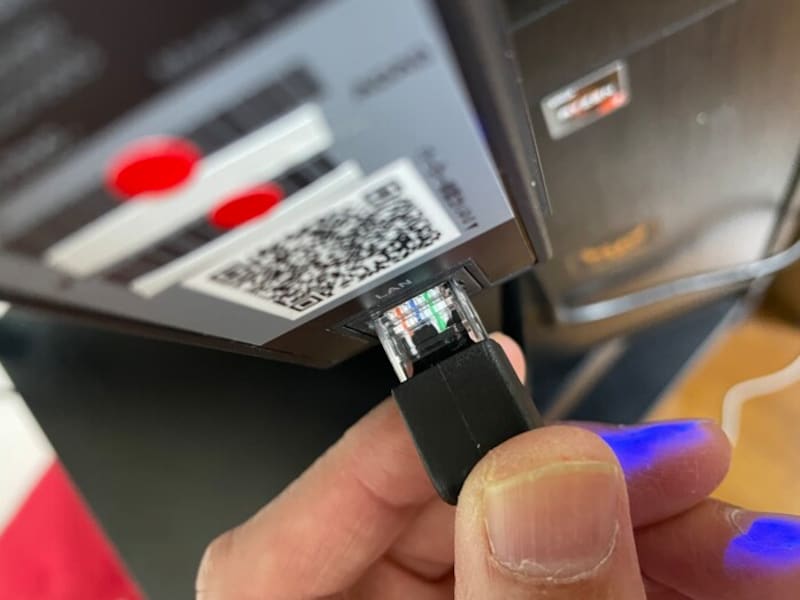 イーサネットコンバーターにも接続する。