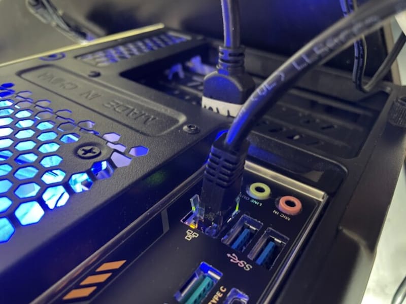 パソコンの背面にある有線LAN端子に接続する