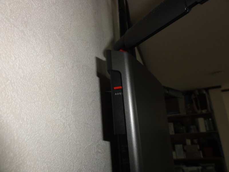 赤いボタンがAOSSボタン。これを長押し。