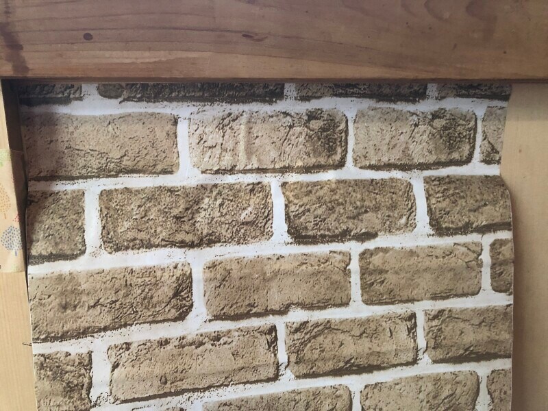 「リメイクシート　レンガ」をゆっくりと貼っていく